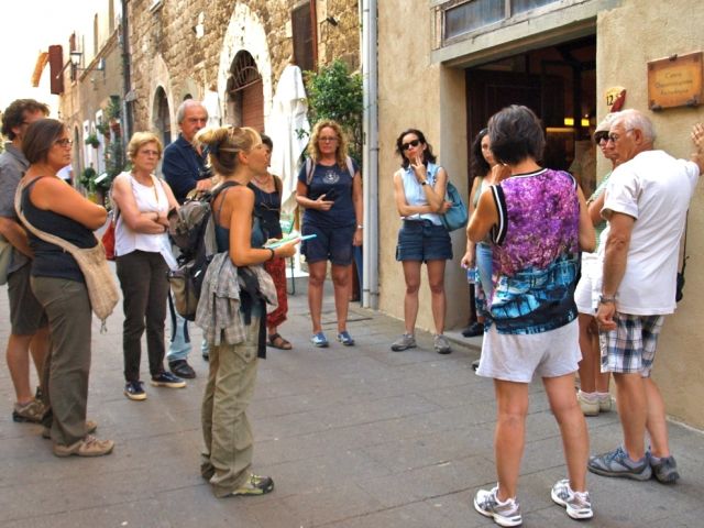 Anna al lavoro guida ambientale e archeologica